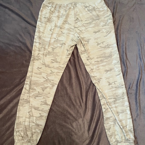 |2 for $30| Gap - Tan, Cream, and White Camouflage Joggers - Picture 7 of 8